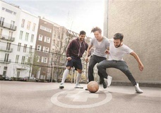 Drei Männer spielen mit Bandage von Bort Fußball