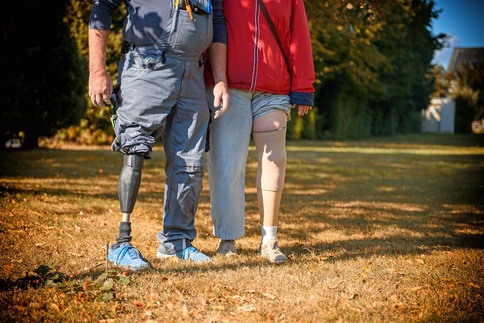 Harald und Ursula in einem Park mit ihren Beinprothesen