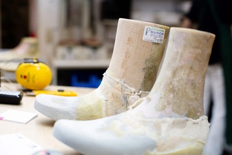 Abdrücke orthopädischer Schuhe während des Herstellungsprozesses