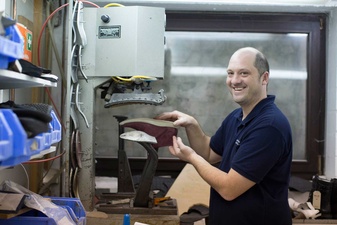 Orthopädieschuhmachermeister fertigt orthopädische Schuhe in der Werkstatt an