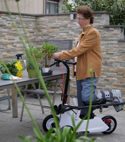 Frau mit ORTHOSCOOT bei der Gartenarbeit