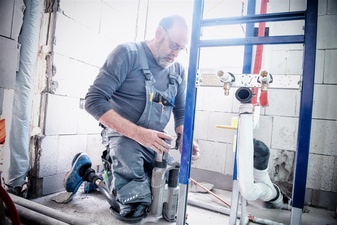 Harald arbeitet mit der Prothese auf einer Baustelle